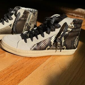 p448 high tops. very good condition. barely worn.